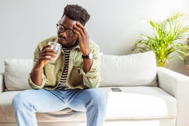 Stresli hissediyorum. Hüsrana uğramış yakışıklı genç adam başını okşuyor ve evdeki kanepede otururken gözlerini kapalı tutuyor. Kafasını elleriyle sıkan üzgün bir Afro-Amerikalı.