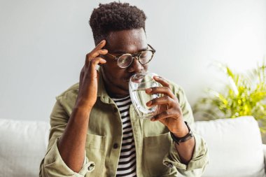 Stresli hissediyorum. Hüsrana uğramış yakışıklı genç adam başını okşuyor ve evdeki kanepede otururken gözlerini kapalı tutuyor. Kafasını elleriyle sıkan üzgün bir Afro-Amerikalı.