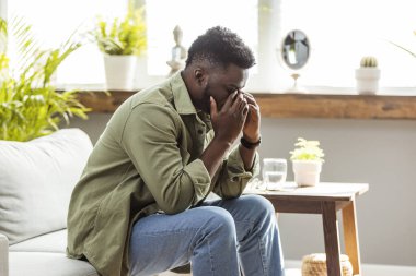 Afro-Amerikan erkek hissediyorum zenci adam beyaz gri studio boş arka plan üzerinde izole migren muzdarip tapınaklar masaj korkunç güçlü baş ağrısı kavramı, yorgun üzgün acı çekiyor genç vurguladı