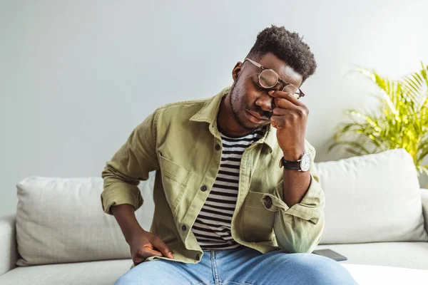 Junger Afrikanischer Mann Der Den Kopf Mit Den Händen Berührt — Stockfoto