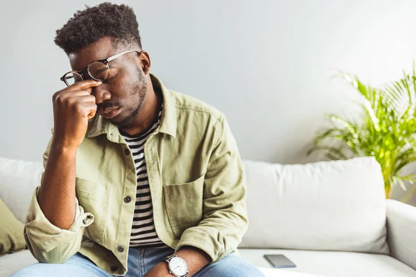 Verärgert Gestresste Junge Afrikanisch Amerikanische Mann Mit Starken Kopfschmerzen Konzept — Stockfoto