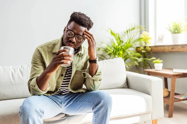 Müder Afroamerikaner Mit Bart Sitzt Auf Dem Sofa Und Hat — Stockfoto
