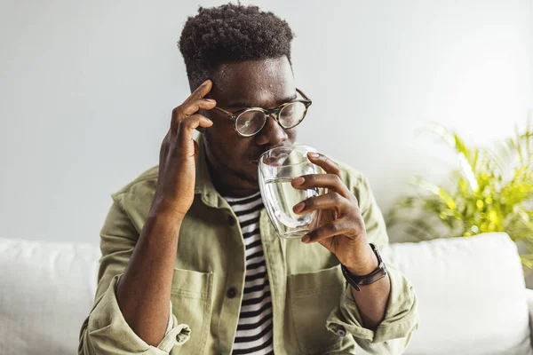 Stresli hissediyorum. Hüsrana uğramış yakışıklı genç adam başını okşuyor ve evdeki kanepede otururken gözlerini kapalı tutuyor. Kafasını elleriyle sıkan üzgün bir Afro-Amerikalı.