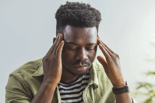 Τόνισε Νέοι Αφρικανική Αμερικανική Άνθρωπος Αισθάνεται Πόνο Έχοντας Φοβερό Πονοκέφαλο — Φωτογραφία Αρχείου
