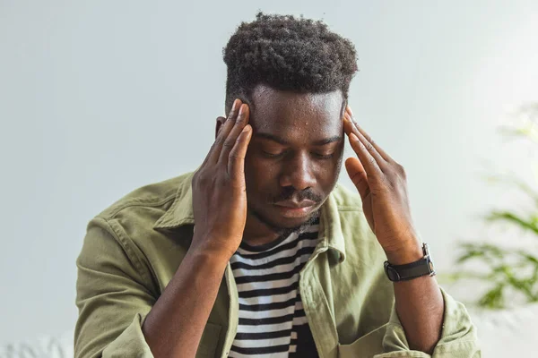 Junger Mann Der Nach Einem Harten Arbeitstag Unter Kopfschmerzen Leidet — Stockfoto