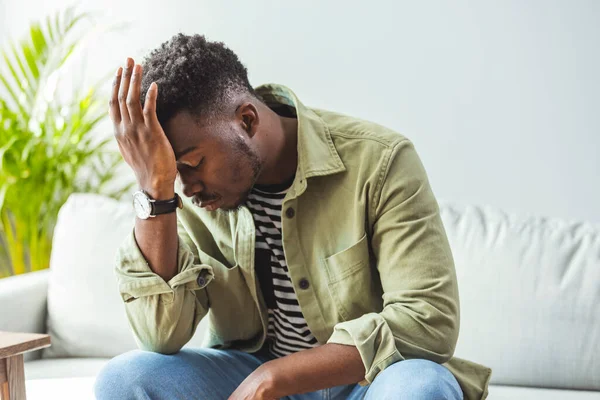 Afro-Amerikan erkek hissediyorum zenci adam beyaz gri studio boş arka plan üzerinde izole migren muzdarip tapınaklar masaj korkunç güçlü baş ağrısı kavramı, yorgun üzgün acı çekiyor genç vurguladı