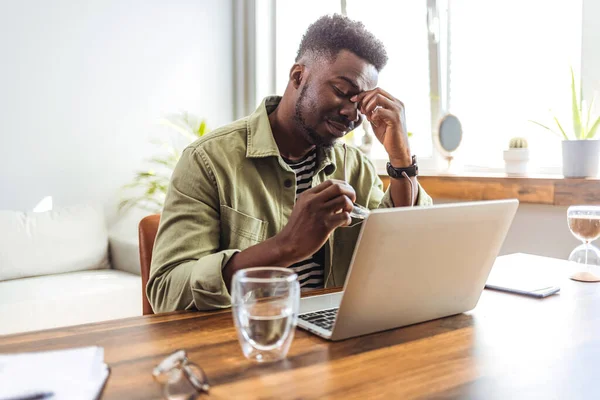 Hombre Negocios Frustrado Estresado Sentado Oficina Frente Una Computadora Sosteniendo — Foto de Stock