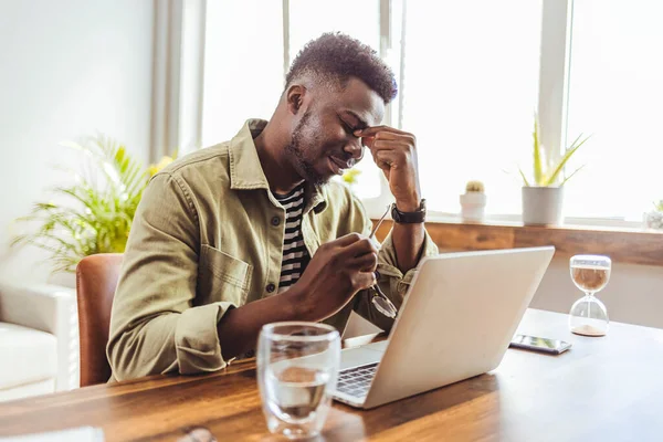 Uomo Affari Frustrato Stressato Seduto Davanti All Ufficio Computer Tenendo — Foto Stock