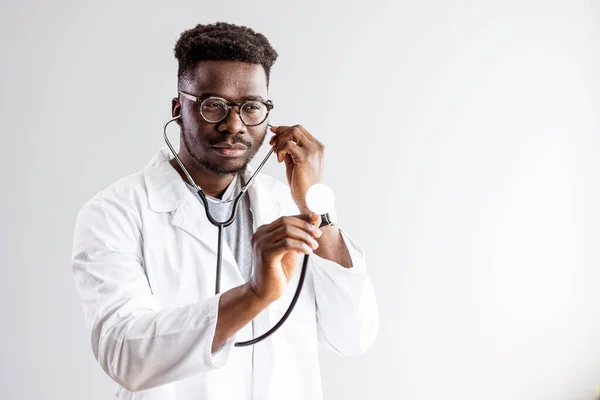 Portrét Usmívajícího Černocha Stetoskopem Bílém Pozadí Mladý Šťastný Černý Lékař — Stock fotografie