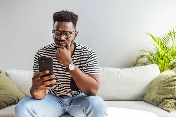 African American Man Glasses Mobile Phone — Zdjęcie stockowe