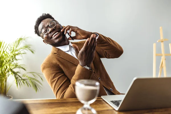 Smiling African American Man Sitting Table Laptop — Stockfoto