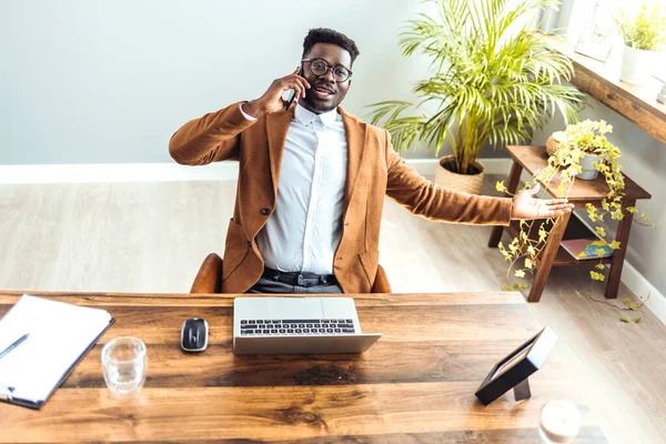 Confident African American Businessman Sitting Desk Laptop Talking Phone — Foto Stock