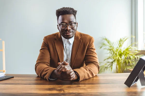 Jeune Homme Affaires Afro Américain Lunettes Regardant Caméra Geste — Photo