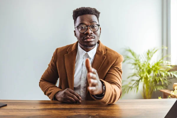 Portrait Jeune Homme Affaires Afro Américain Lunettes Offrant Une Poignée — Photo