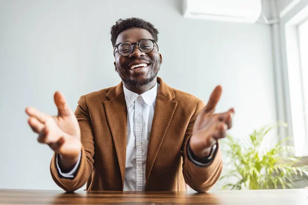 Junger Afrikanisch Amerikanischer Geschäftsmann Mit Brille Blickt Die Kamera Und — Stockfoto