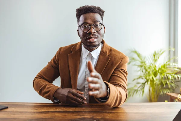 Portrait Jeune Homme Affaires Afro Américain Lunettes Offrant Une Poignée — Photo