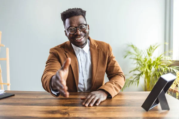 Gözlüklü genç bir Afro-Amerikan iş adamının portresi.