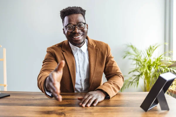 Gözlüklü genç bir Afro-Amerikan iş adamının portresi.