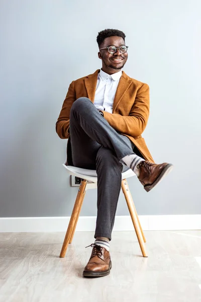 Afroamericano Hombre Sentado Silla Estudio — Foto de Stock