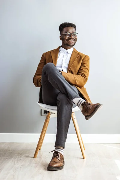 Afroamericano Hombre Sentado Silla Estudio — Foto de Stock