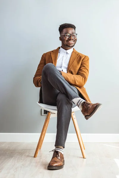Homme Afro Américain Assis Sur Une Chaise Studio — Photo