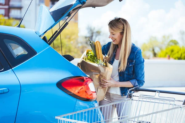 Young Woman Loading Groceries Car — Stockfoto