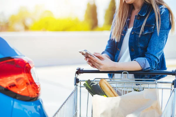 Young Woman Shopping Cart Smartphone Standing Car — Stockfoto