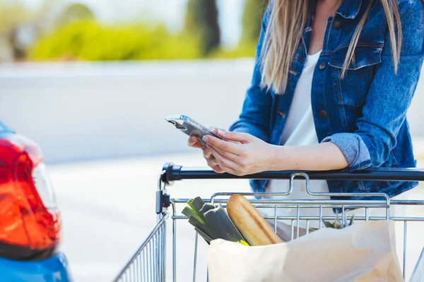 Young Woman Shopping Cart Smartphone Standing Car — ストック写真