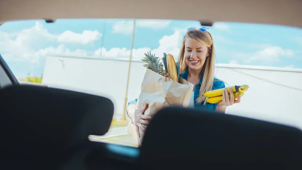 Young Woman Shopping Bag Street View Car Windshield — Stock Fotó