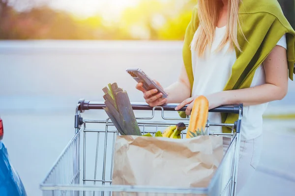 Mulher Usando Smartphone Com Carrinho Compras Rua — Fotografia de Stock