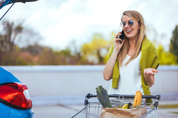 güzel genç kadın şehir cep telefonunda söz