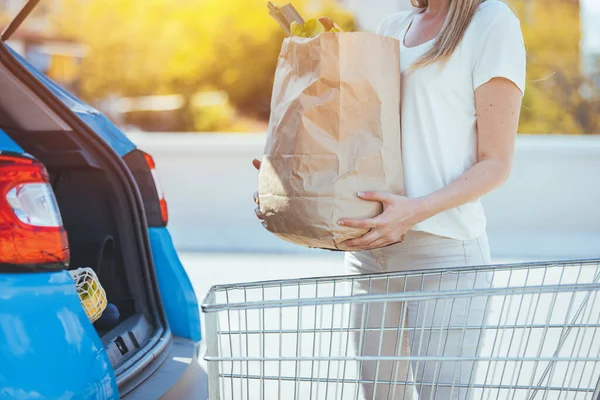 Vrouw Met Papieren Boodschappentas Buurt Auto — Stockfoto