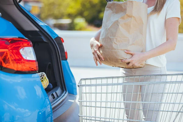 Mulher Com Saco Compras Papel Perto Carro — Fotografia de Stock