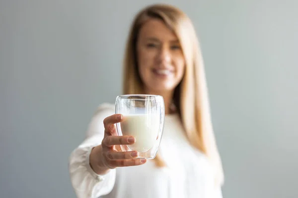 Junge Frau Mit Glas Milch — Stockfoto