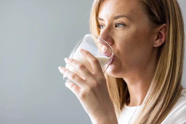 Junge Frau Trinkt Milch Aus Glas — Stockfoto