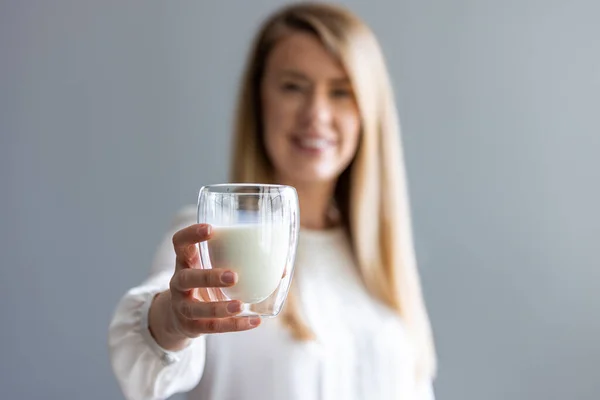 Junge Frau Mit Glas Milch — Stockfoto