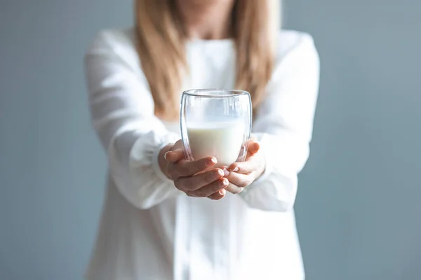 Frau Hält Glas Milch Händen — Stockfoto