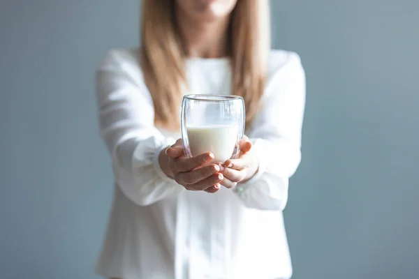 Frau Hält Glas Milch Händen — Stockfoto