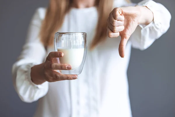 Frau Hält Glas Milch Der Hand Und Zeigt Daumen Nach — Stockfoto