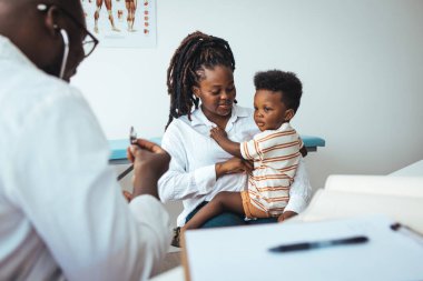 Afrikalı erkek çocuk doktoru tutun stetoskop muayenesi çocuk çocuk hasta annesi ile doktor ziyaret, siyah pediyatrik kontrol kalp akciğerleri çocuğun hastane çocuk tıbbi bakım kavramı pediatrik check-up yapmak