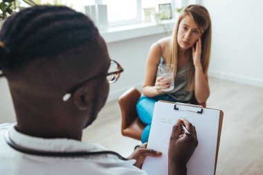 Genç bayan terapist danışmanı. Depresyonda, mutsuz ve umutsuz hisseden bir kızın yardıma ihtiyacı var. Ciddi hastalıklar, isteksiz hamilelik, sevdiğinin kürtaj ya da ölümü, uyuşturucu bağımlılığı