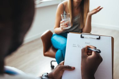 Genç bayan terapist danışmanı. Depresyonda, mutsuz ve umutsuz hisseden bir kızın yardıma ihtiyacı var. Ciddi hastalıklar, isteksiz hamilelik, sevdiğinin kürtaj ya da ölümü, uyuşturucu bağımlılığı