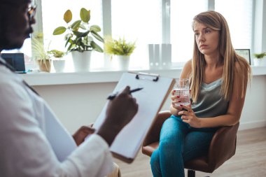 Genç bayan terapist danışmanı. Depresyonda, mutsuz ve umutsuz hisseden bir kızın yardıma ihtiyacı var. Ciddi hastalıklar, isteksiz hamilelik, sevdiğinin kürtaj ya da ölümü, uyuşturucu bağımlılığı