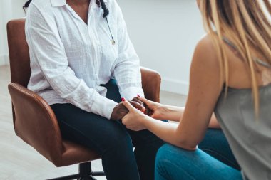 Afrikalı psikolog kız hastanın elini tutup kapatıyor. Gençler ayrılığın üstesinden gelir, karşılıksız aşk. Kürtaj kararı. Psikolojik terapi, kişisel krizi atlatmak, bireysel danışmanlık kavramı