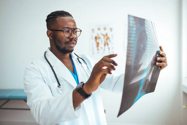 Male Radiologist Analyzing Chest Ray Patient Medical Clinic Coronavirus Epidemic — 图库照片