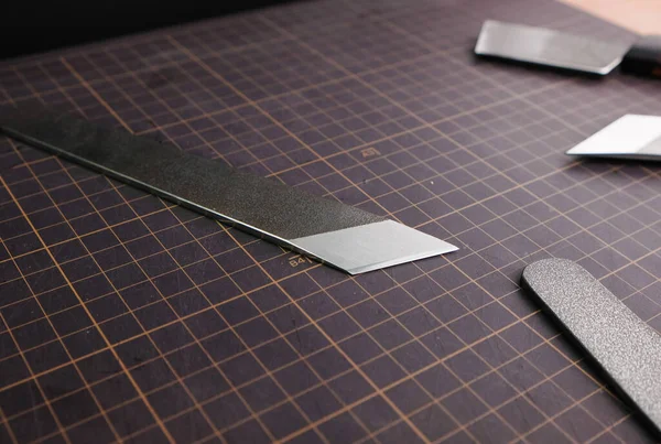 Tanner gereedschap. Handgemaakte Skiving mes. — Stockfoto