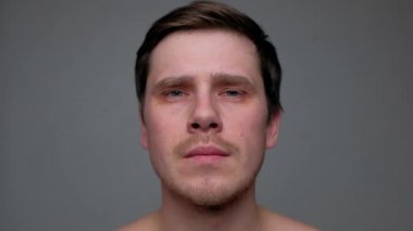 Siyah arka planda izole edilmiş kameraya bakan yakışıklı adam..