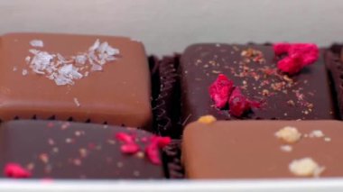 Dükkandaki lezzetli pastaları kapayın..