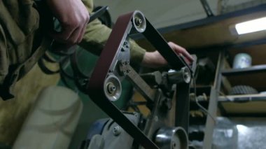 Bıçak keskinleştirirken kıvılcım saçar.