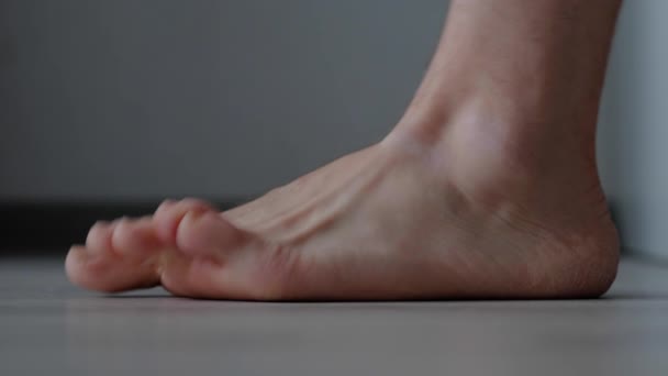 Los pies de los hombres descalzos en el suelo. — Vídeos de Stock